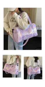 Vista dettagliata della borsa da viaggio lucida viola con grande capienza per fitness e sport.