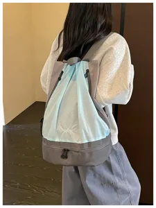 Detailansicht des wasserdichten Strand-Schwimmrucksacks mit separatem Schuhfach für Sport.