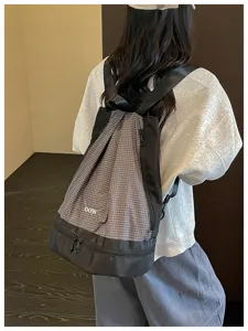 Detailansicht des wasserdichten Sportrucksacks mit separatem Schuhfach und Kordelzug.