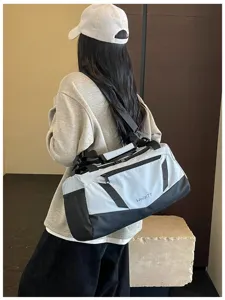 Λεπτομερής προβολή της μεγάλης αδιάβροχης τσάντας ταξιδίου για fitness και σύντομα ταξίδια.