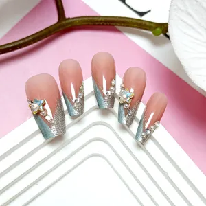 Uñas postizas bailarina hechas a mano con diseño french estelar, brillo cat-eye y pedrería delicada.