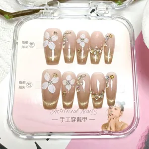 Detalles de uñas postizas hechas a mano con flores blancas 3D y degradado ojo de gato.