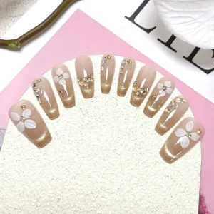 Primer plano detallado de uñas postizas hechas a mano con flores blancas 3D y efecto ojo de gato.