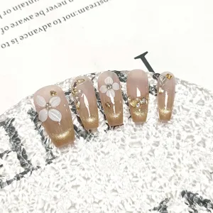 Uñas postizas hechas a mano con degradado ojo de gato lujoso, trébol blanco 3D y cristales.