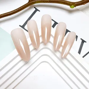 Primo piano di unghie press-on cat-eye nude ovali lunghe su supporto a gradini bianco.