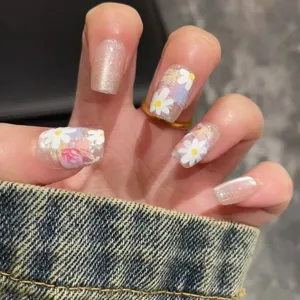 Künstliche Fingernägel mit süßem Gänseblümchen-Design und funkelndem Katzenauge-Effekt.