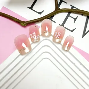 Uñas postizas ojo de gato 3D con flores artesanales y perlas delicadas para un estilo elegante.