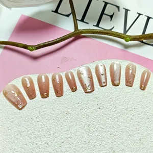 Vista detallada de uñas postizas con lazo 3D, set de uñas hechas a mano ojo de gato largas.