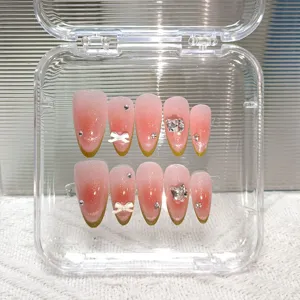 Uñas postizas hechas a mano con efecto cat-eye brillante y puntas french verdes.