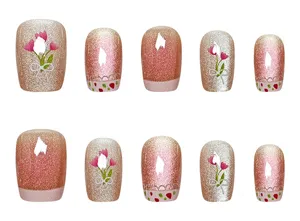 Kurze künstliche Nägel mit Katzenauge Roséverlauf, zarten Tulpenblüten und süßen Schleifen.