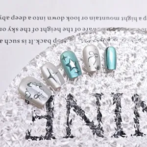 Primer plano de uñas postizas cat eye 3D con estrellas brillantes y detalles de lazos lindos.