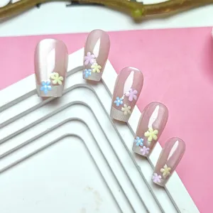 Primer plano detallado de uñas postizas ojo de gato 3D en relieve con flores bonitas.