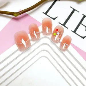 Exquisitas uñas postizas hechas a mano con efecto cat-eye y detalles 3D.