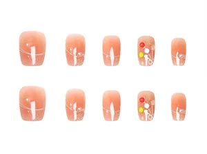 Vista detallada de uñas postizas 3D coloridas con pedrería y degradado de ojo de gato.
