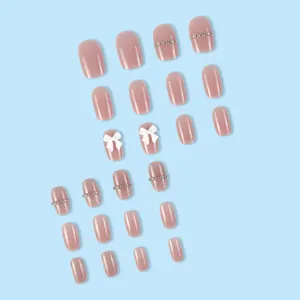 Unghie finte rosa nude effetto occhio di gatto corte quadrate con fiocco bianco strass 24 pz