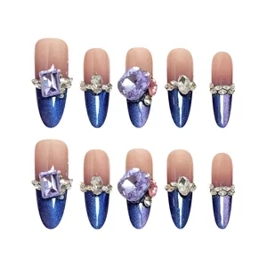 Lange neptnagels met een blauwe cat-eye gradiënt en prachtige luxe strass-decoratie.