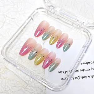 Dettaglio di unghie finte a mandorla fatte a mano, sfumatura glitterata cat eye 10pz