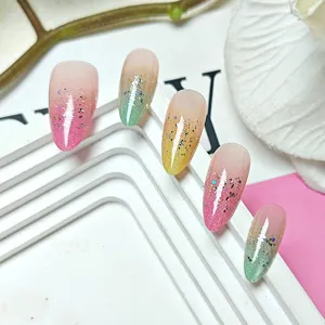 Unghie finte a mandorla fatte a mano con paillettes arcobaleno ed effetto occhio di gatto.