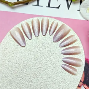 Uñas postizas hechas a mano con un hermoso y brillante degradado rosa y morado efecto ojo de gato.