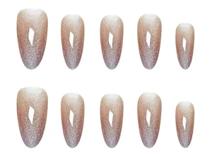 Detalle de uñas postizas degradadas rosa ojo de gato con acabado brillante ovalado.