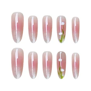 Uñas postizas preciosas con degradado rosa, purpurina ojo de gato y tulipanes blancos.