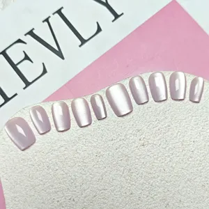 Paarse kattenoog neppe nagels detailweergave, handgemaakte kunstnagels met glans.