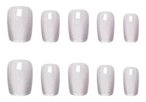 Gedetailleerd overzicht van korte vierkante paarse cat eye nepnagels, glanzende nagelset.