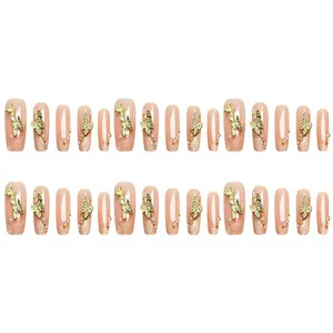 Uñas postizas hechas a mano con mariposas doradas, perlas y estrás. Degradado nude.