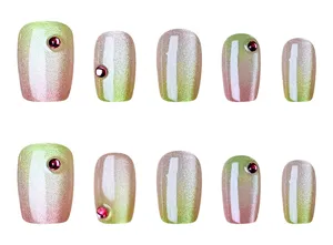 Vue détaillée des faux ongles chatoyants, kit d'ongles courts effet cat eye avec strass.