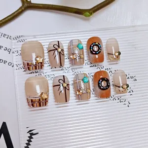 Uñas postizas cortas con diseño de cuadros, lazos y rosquillas, con elegante efecto ojo de gato.