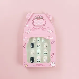 Vista detallada de uñas postizas infantiles con 12 piezas y bonitos diseños.