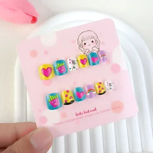 Vista detallada del set de uñas postizas para niños con lindos diseños en relieve de doce piezas.