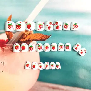 Uñas postizas bonitas con motivo de fresa para niños, set de uñas artificiales dulces.