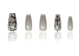 Detalle de uñas postizas hechas a mano con brillo cat-eye y diseño de bambú negro.