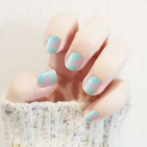 Lindas uñas postizas para niños degradado azul pastel conjunto de manicura principal
