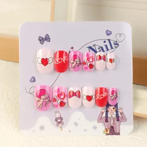 Vista detallada de uñas postizas rosas para niños con motivos de cupido y corazones en set de 12.