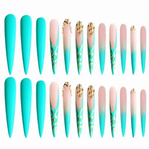 Vista detallada de uñas postizas almendradas largas, set nail art estrás azul oro