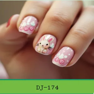 Dettaglio unghie finte con coniglietto e fragola, stile rosa dolce per nail art.