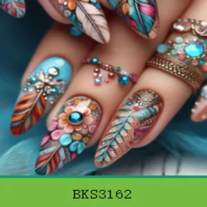 Primo piano di unghie in stile bohémien con piume dettagliate, fiori e strass luminosi.