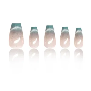 Detalle de uñas postizas hechas a mano de ojo de gato de cristal con degradado brillante.