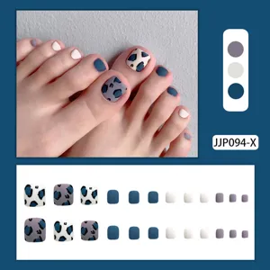 Vista detallada de 24 uñas postizas para pies con diseño de leopardo azul y gris.