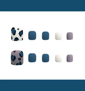 Vista detallada de uñas postizas para pies mate con estampado de leopardo y tonos azules.
