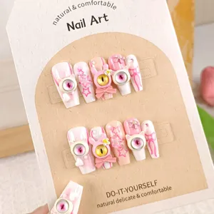 Unghie fatte a mano dettaglio, stile dopamina carino con piccoli mostri e fiocchi.