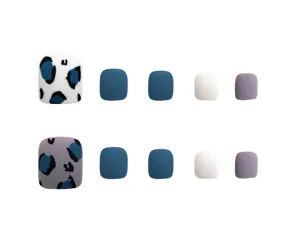 Uñas postizas de los pies con estampado de leopardo mate azul y blanco vista detallada, elegante.