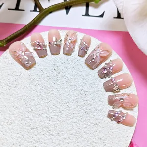 Primer plano detallado de uñas postizas rosas efecto ojo de gato con diseño de mariposa 3D.