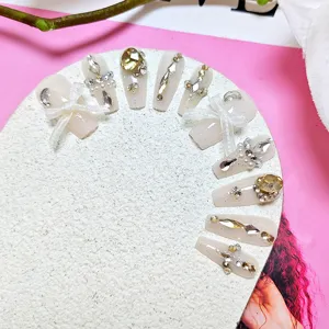 Set de uñas postizas largas de lujo con cristales strass y lazos blancos elegantes