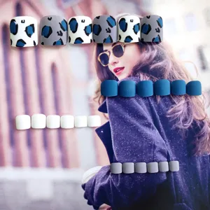 Uñas postizas de los pies de moda en bloques de color con diseño de leopardo dulce para mujeres.