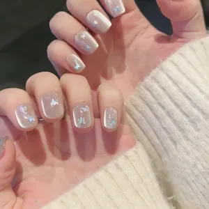 Primer plano de uñas postizas cat-eye minimalistas con mariposas láser 3D, cortas cuadradas.