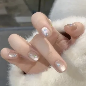 Primer plano detallado de uñas postizas cat-eye con pegatinas de mariposa láser hechas a mano.