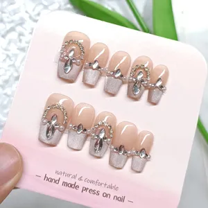 Uñas postizas hechas a mano con brillo de ojo de gato, pedrería y perlas elegantes.